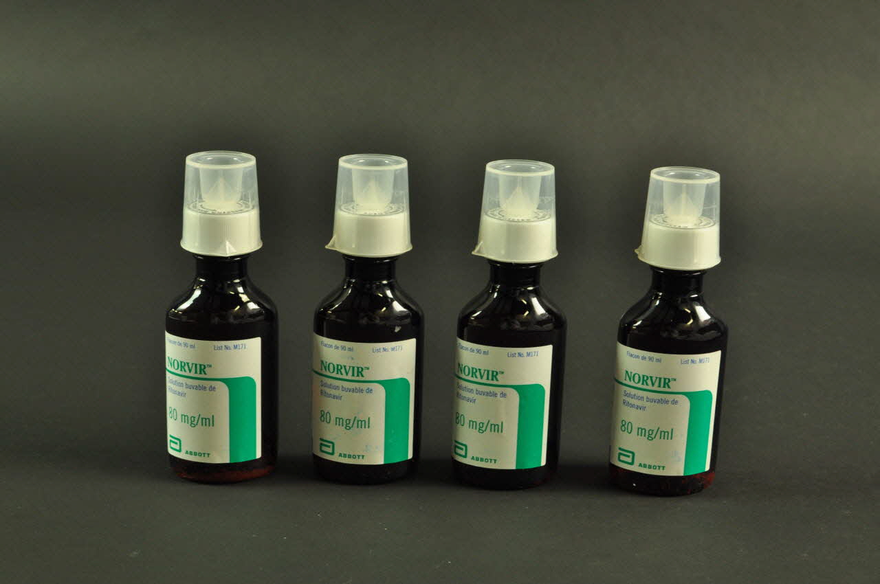 Laboratoires Abbott Flacon de médicament Norvir France 1998 2002.125.44.2.1-4 Photo Mucem