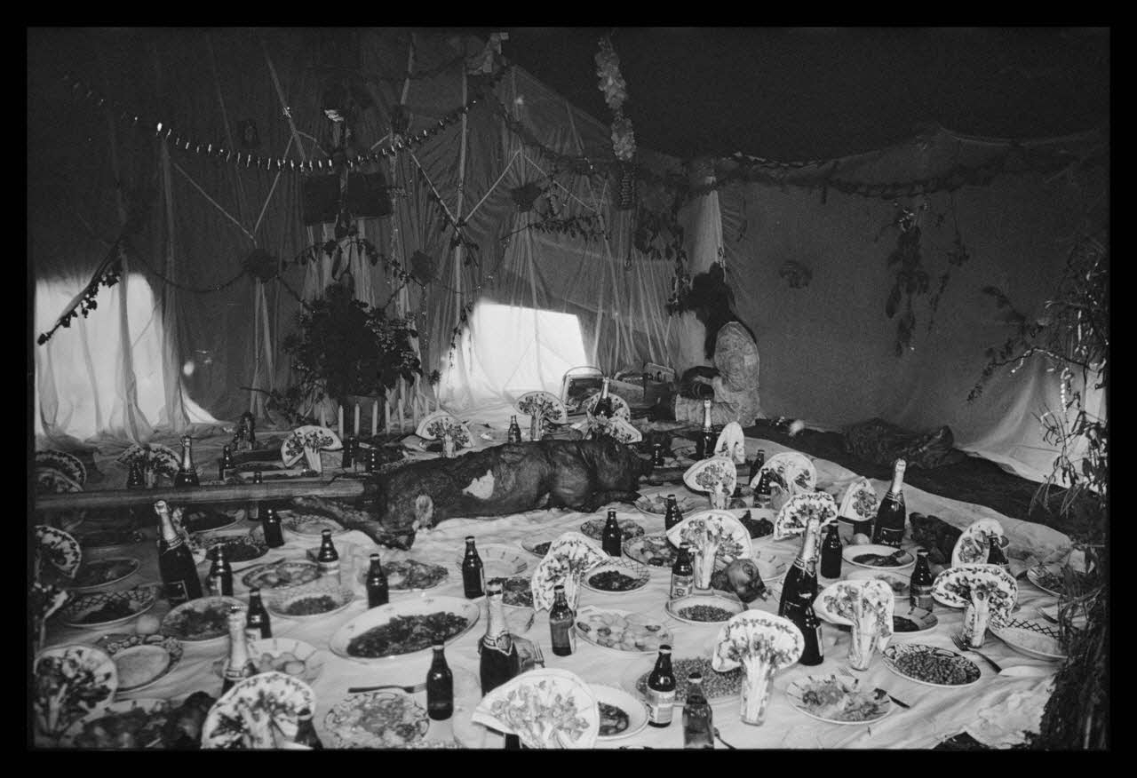 Philippe Lemaire De Marne photographie Roms, nomades "Kalderash". Fête traditionnelle "Prasmiko". Famille de "Papa" Gusman et Théodore Gusman, son frère dans un terrain loué à la sortie du village. Table de Papa Midi-Pyrénées, France 1965/8/15 Ph.1966.68.67 Photo