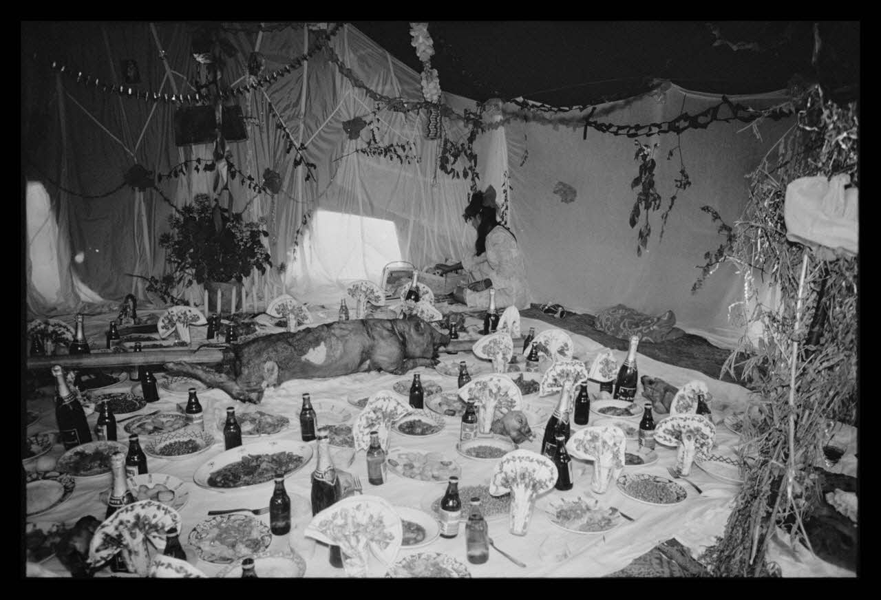 Philippe Lemaire De Marne photographie Roms, nomades "Kalderash". Fête traditionnelle "Prasmiko". Famille de "Papa" Gusman et Théodore Gusman, son frère dans un terrain loué à la sortie du village. Table de Papa Midi-Pyrénées, France 1965/8/15 Ph.1966.68.68 Photo