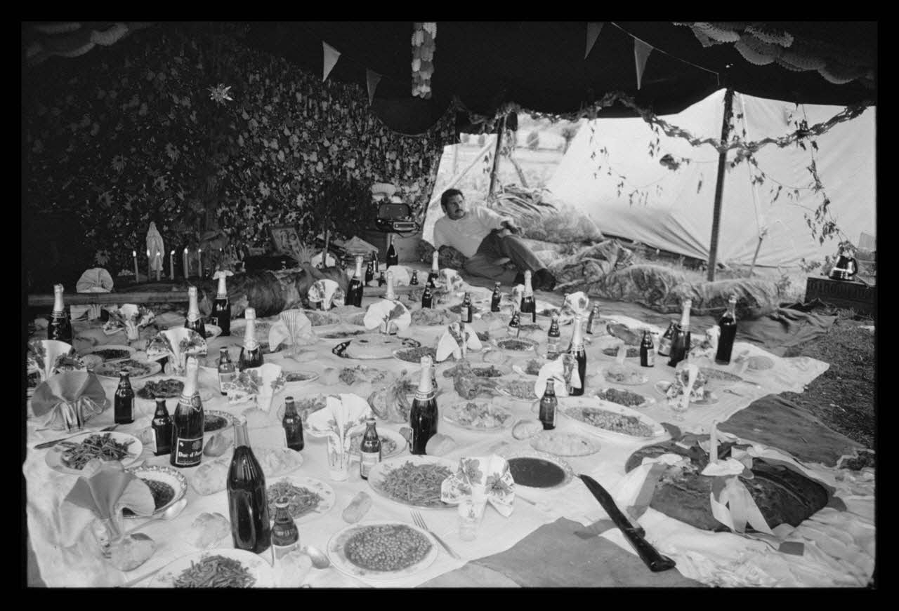 Philippe Lemaire De Marne photographie Roms, nomades "Kalderash". Fête traditionnelle "Prasmiko". Famille de "Papa" Gusman et Théodore Gusman, son frère dans un terrain loué à la sortie du village. Table de Théodore Midi-Pyrénées, France 1965/8/15 Ph.1966.68.73 Photo