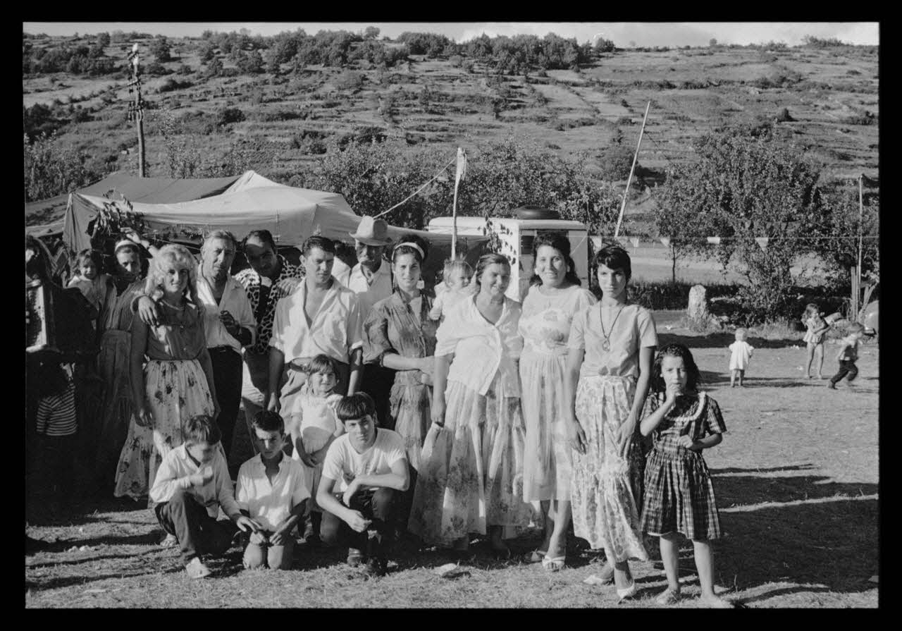 Philippe Lemaire De Marne photographie Roms, nomades "Kalderash". Fête traditionnelle "Prasmiko". Famille de "Papa" Gusman et Théodore Gusman, son frère dans un terrain loué à la sortie du village. La famille de Papa et Théodore Midi-Pyrénées, France 1965/8/15 Ph.1966.68.86 Photo