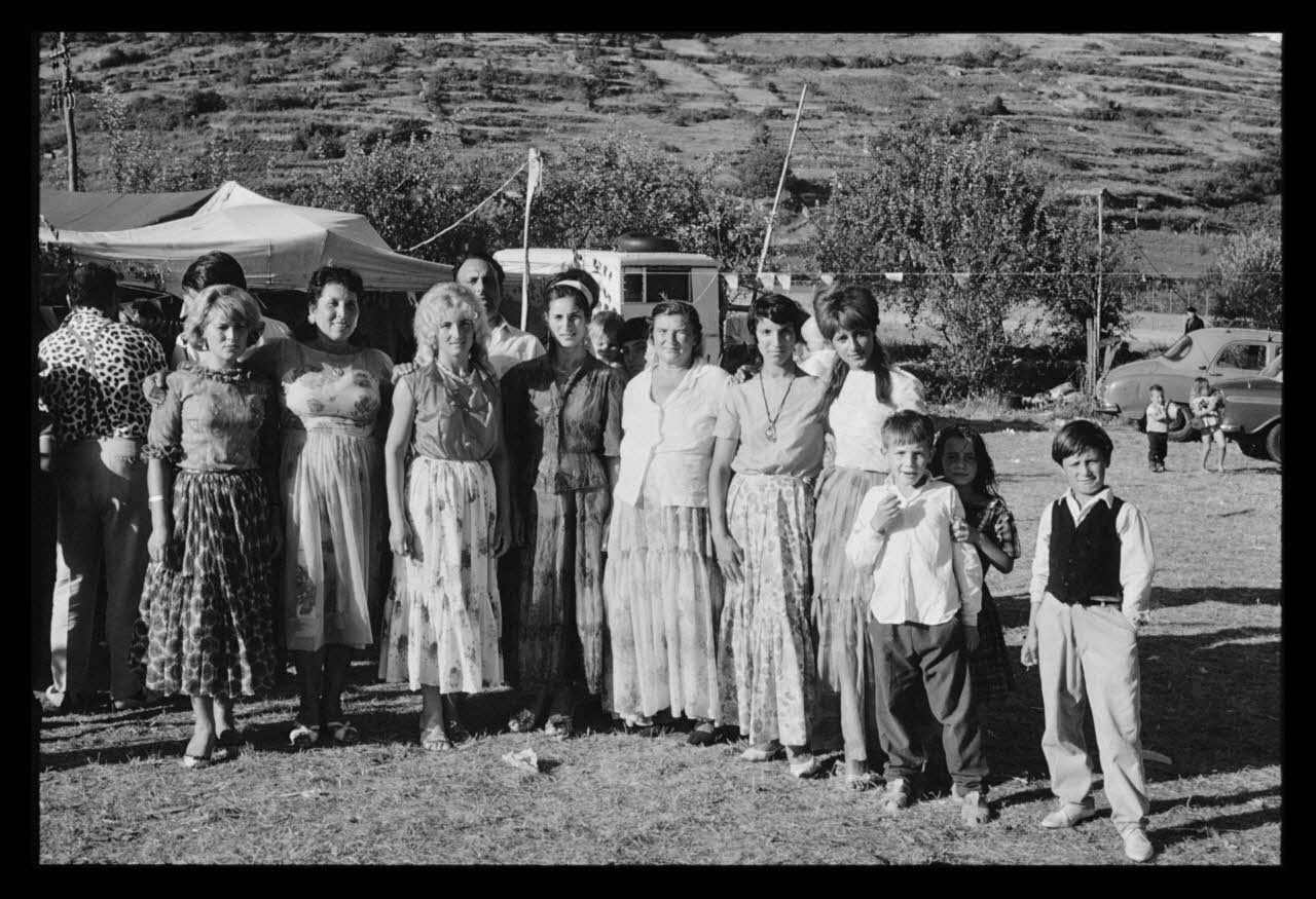 Philippe Lemaire De Marne photographie Roms, nomades "Kalderash". Fête traditionnelle "Prasmiko". Famille de "Papa" Gusman et Théodore Gusman, son frère dans un terrain loué à la sortie du village. La famille de Papa et Théodore Midi-Pyrénées, France 1965/8/15 Ph.1966.68.87 Photo