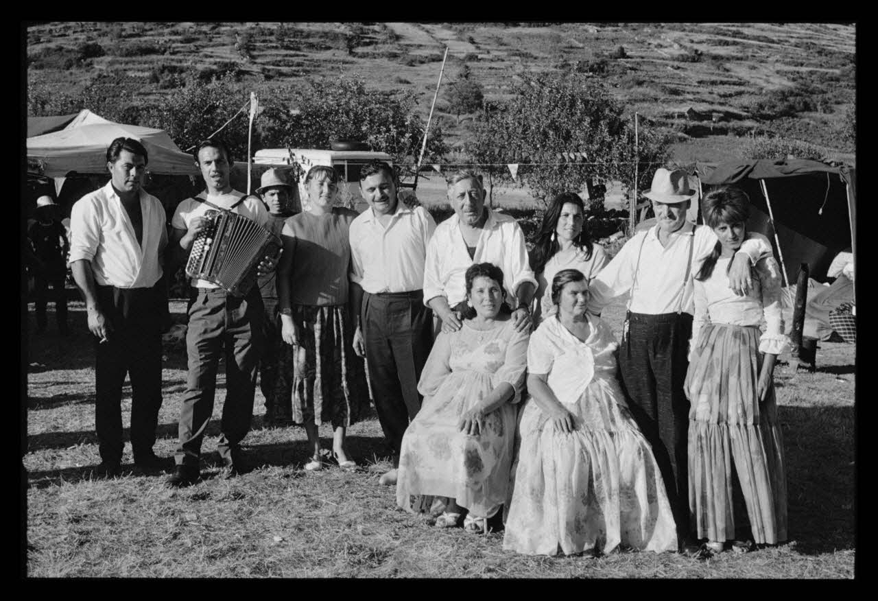 Philippe Lemaire De Marne photographie Roms, nomades "Kalderash". Fête traditionnelle "Prasmiko". Famille de "Papa" Gusman et Théodore Gusman, son frère dans un terrain loué à la sortie du village. La famille de Papa Midi-Pyrénées, France 1965/8/15 Ph.1966.68.88 Photo