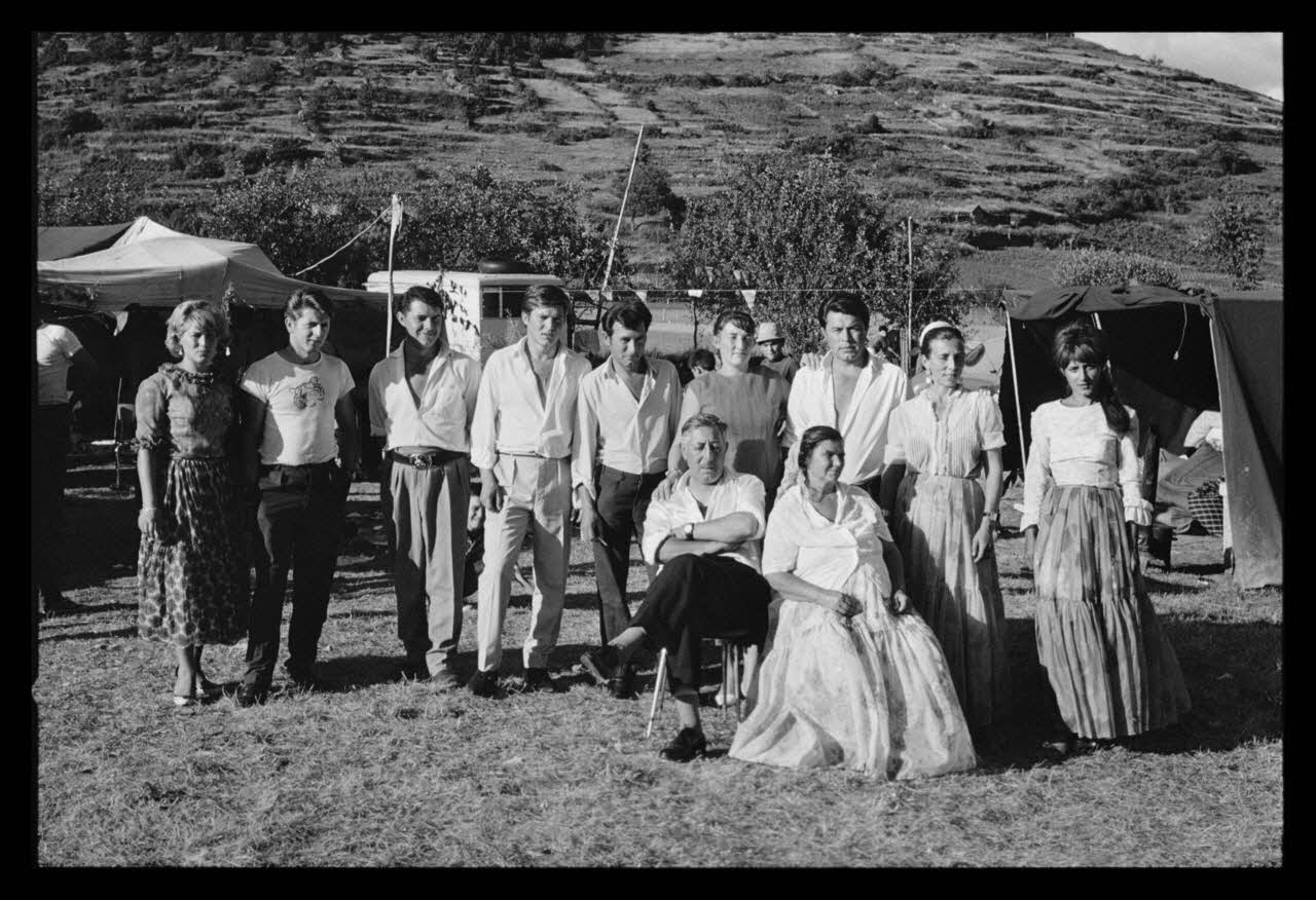 Philippe Lemaire De Marne photographie Roms, nomades "Kalderash". Fête traditionnelle "Prasmiko". Famille de "Papa" Gusman et Théodore Gusman, son frère dans un terrain loué à la sortie du village. La famille de Papa Midi-Pyrénées, France 1965/8/15 Ph.1966.68.89 Photo
