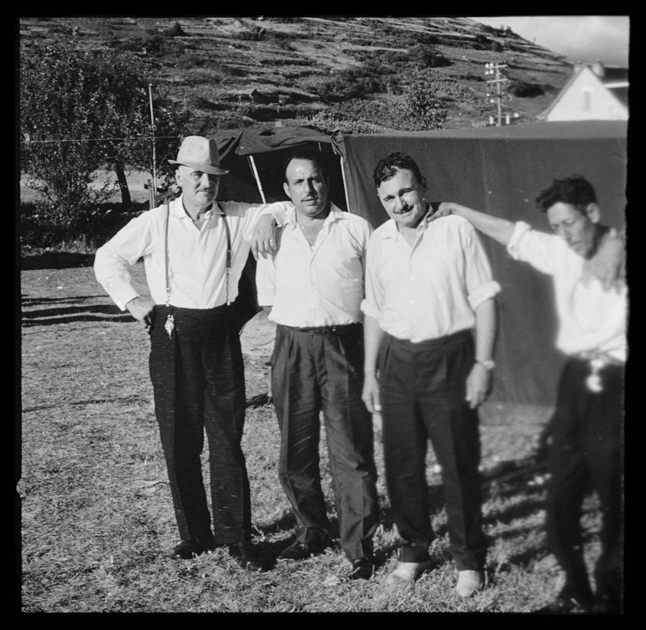 Philippe Lemaire De Marne photographie Roms, nomades "Kalderash". Fête traditionnelle "Prasmiko". Famille de "Papa" Gusman et Théodore Gusman, son frère dans un terrain loué à la sortie du village. Roms Midi-Pyrénées, France 1965/8/15 Ph.1966.68.90 Photo Mucem / Philippe Lemaire de Marne