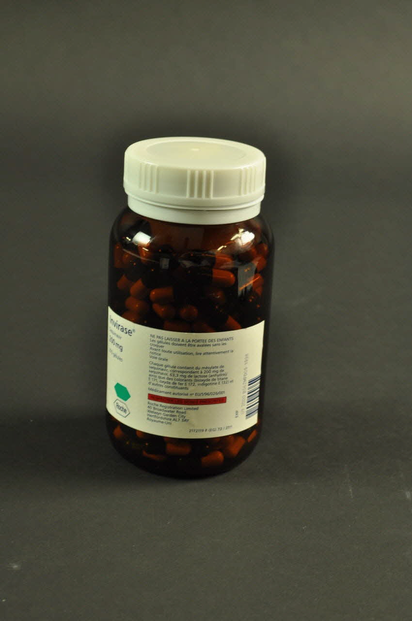 Laboratoire Roche flacon Invirase France 1996 2002.125.52.2 Photo Mucem