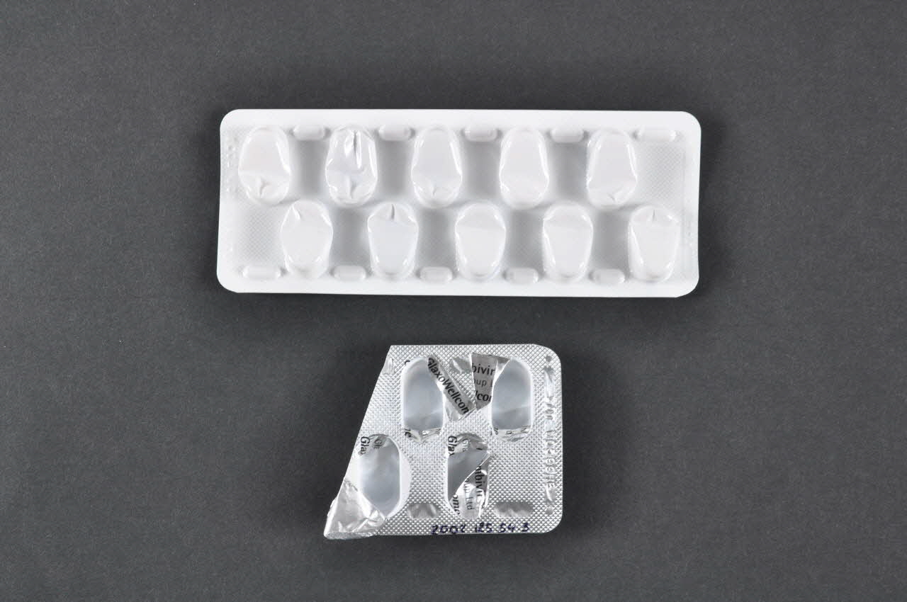 Hôpital Rothschild Pharmacie Blister Combivir. (Sachet . Blister) France 2001 2002.125.54.2-3 Photo Mucem