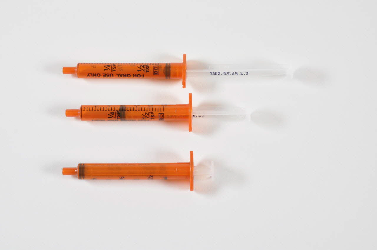 Laboratoires Abbott seringue Sachet de seringues pour administration orale de Norvir et notice France 1998 2002.125.65.2.1-3 Photo Mucem