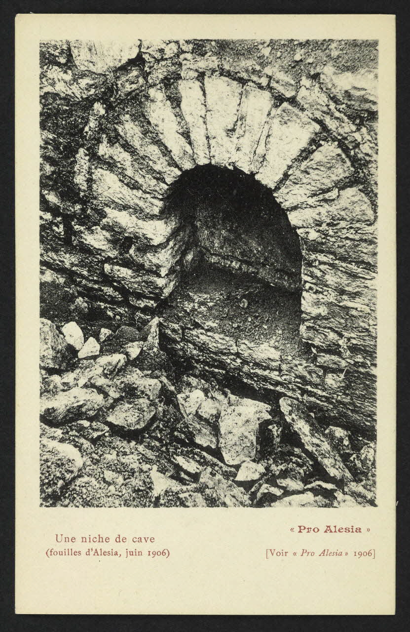 carte postale "PRO ALESIA", UNE NICHE DE CAVE (FOUILLES D'ALESIA, JUIN 1906) Côte-d'Or 1906/7 4P2129 Photo