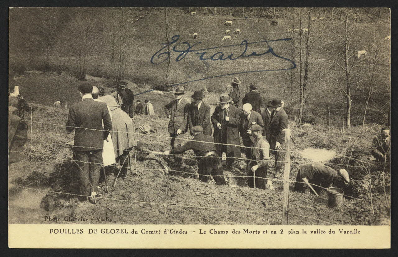 carte postale FOUILLES DE GLOZEL DU COMITE D'ETUDES, CHAMP DES MO 4P2190 Photo