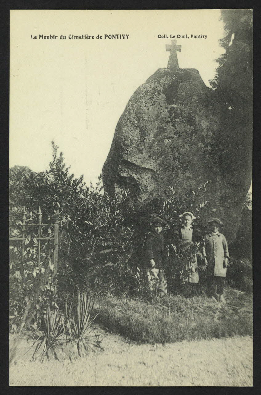 carte postale LE MENHIR DU CIMETIERE DE PONTIVY 4P2227 Photo