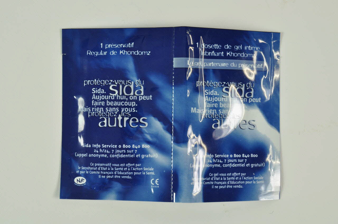 Secrétariat D'etat à La Santé Et à L'action sociale et Comité Français d'Education pour la Santé Etui de préservatif et gel Protégez vous du sida protégez les autres France 1998 2002.126.106 Photo Mucem