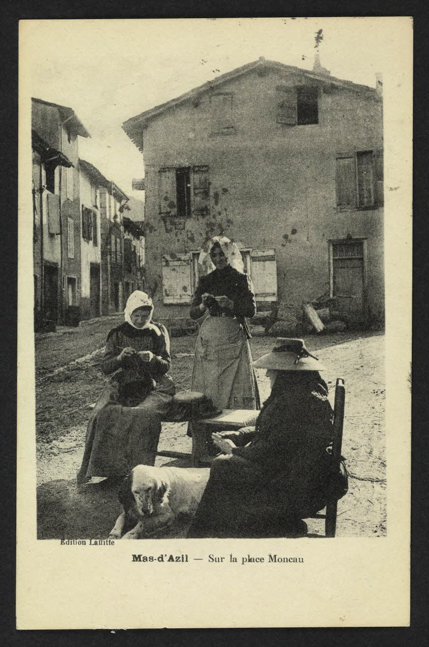 carte postale MAS D'AZIL, SUR LA PLACE MONCEAU 4P2386 Photo
