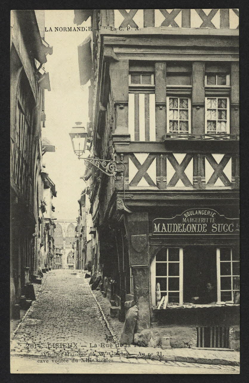 carte postale LISIEUX, LA RUE DE LA PAIX, VIELLES MAISONS DU 15E S, CAVE VOUTE DU 13E S 4P2439 Photo