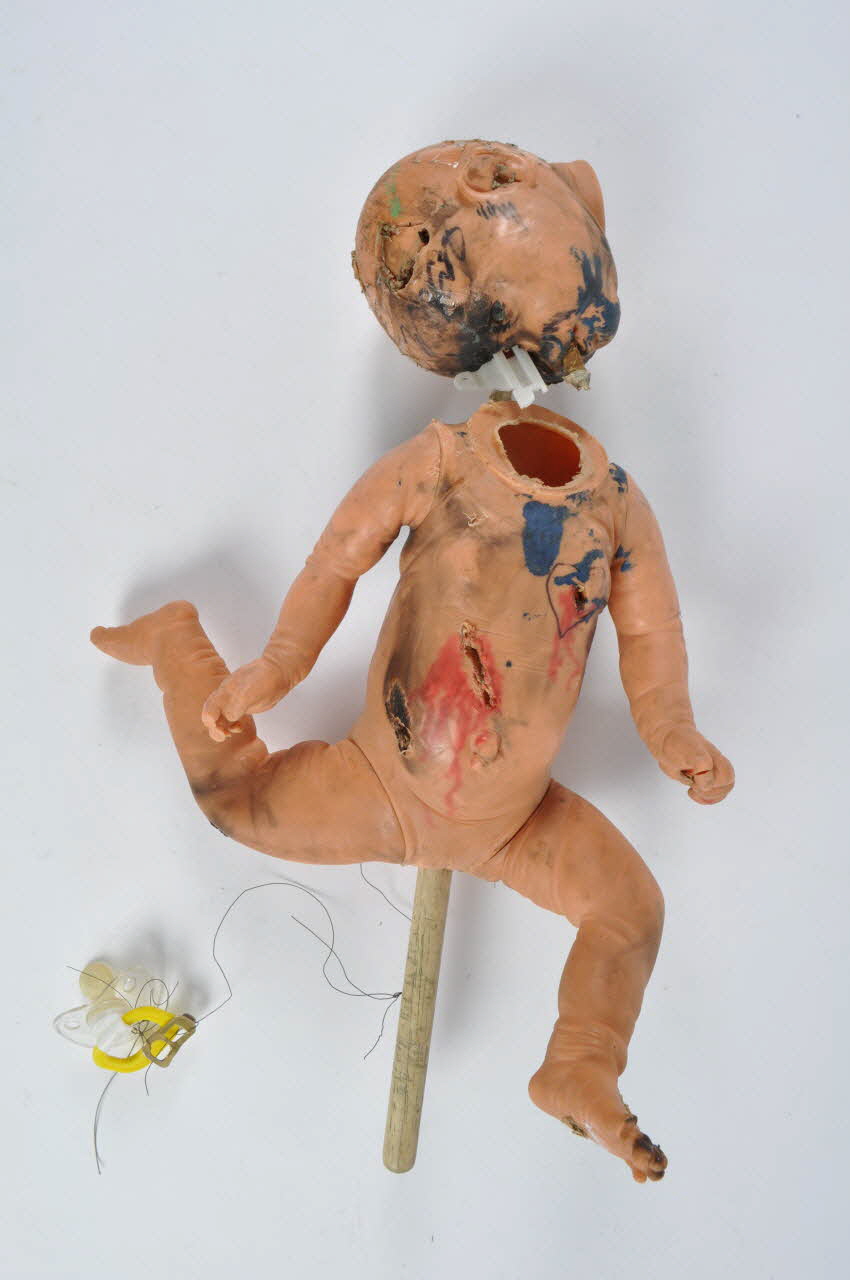 poupée poupée "vandalisée" 2000.6.7.21 Photo Mucem