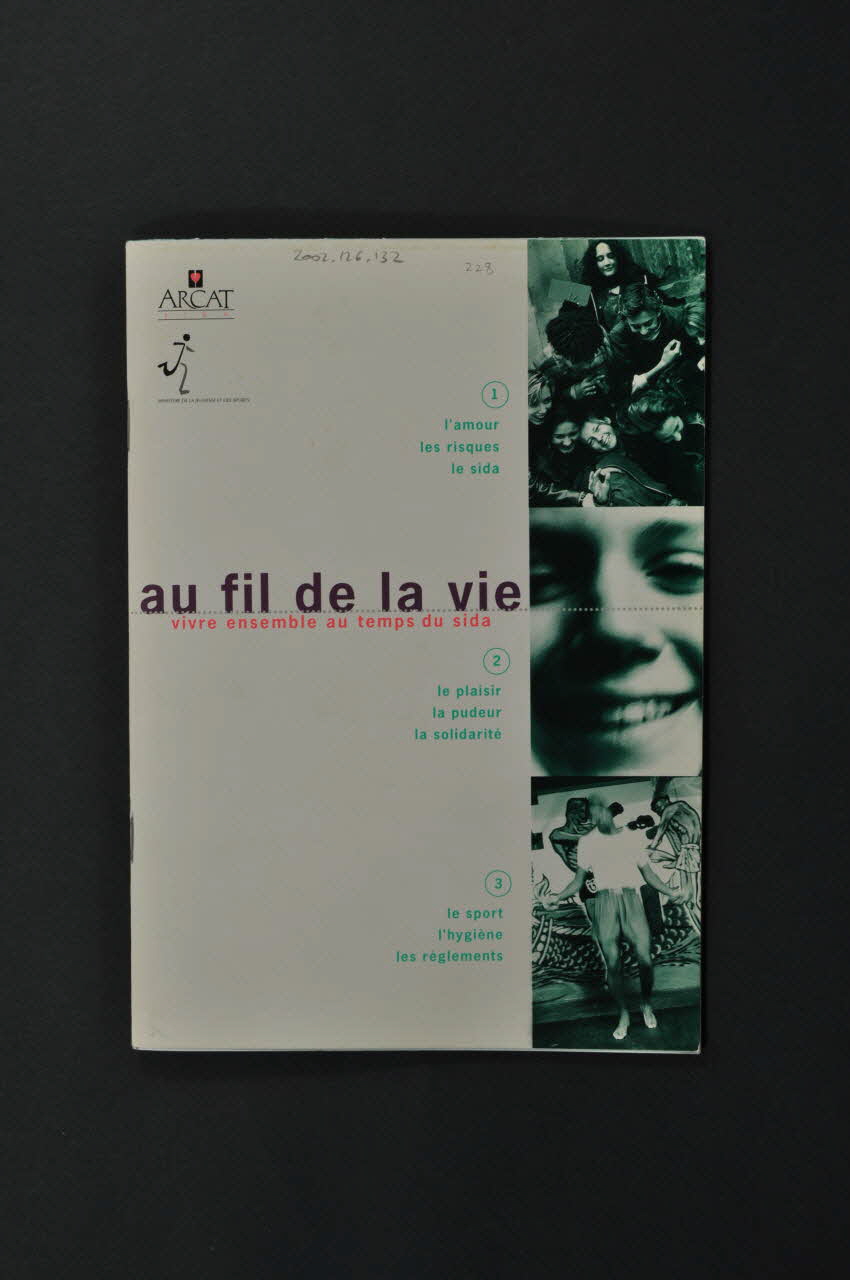 Association pour la Recherche, la Communication et les Actions pour l'Accès aux Traitements (ARCAT) livret "Au fil de la vie. Vivre ensemble au temps du sida" France 1994 2002.126.132 Photo Mucem