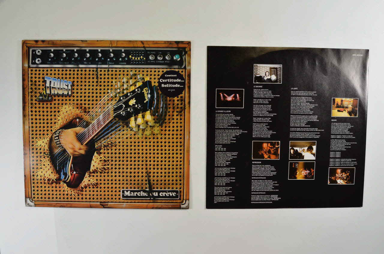 Trust ; Epic disque 33 tours Trust / Marche ou crève France 1981 2001.69.16.137.1-3 Photo Mucem