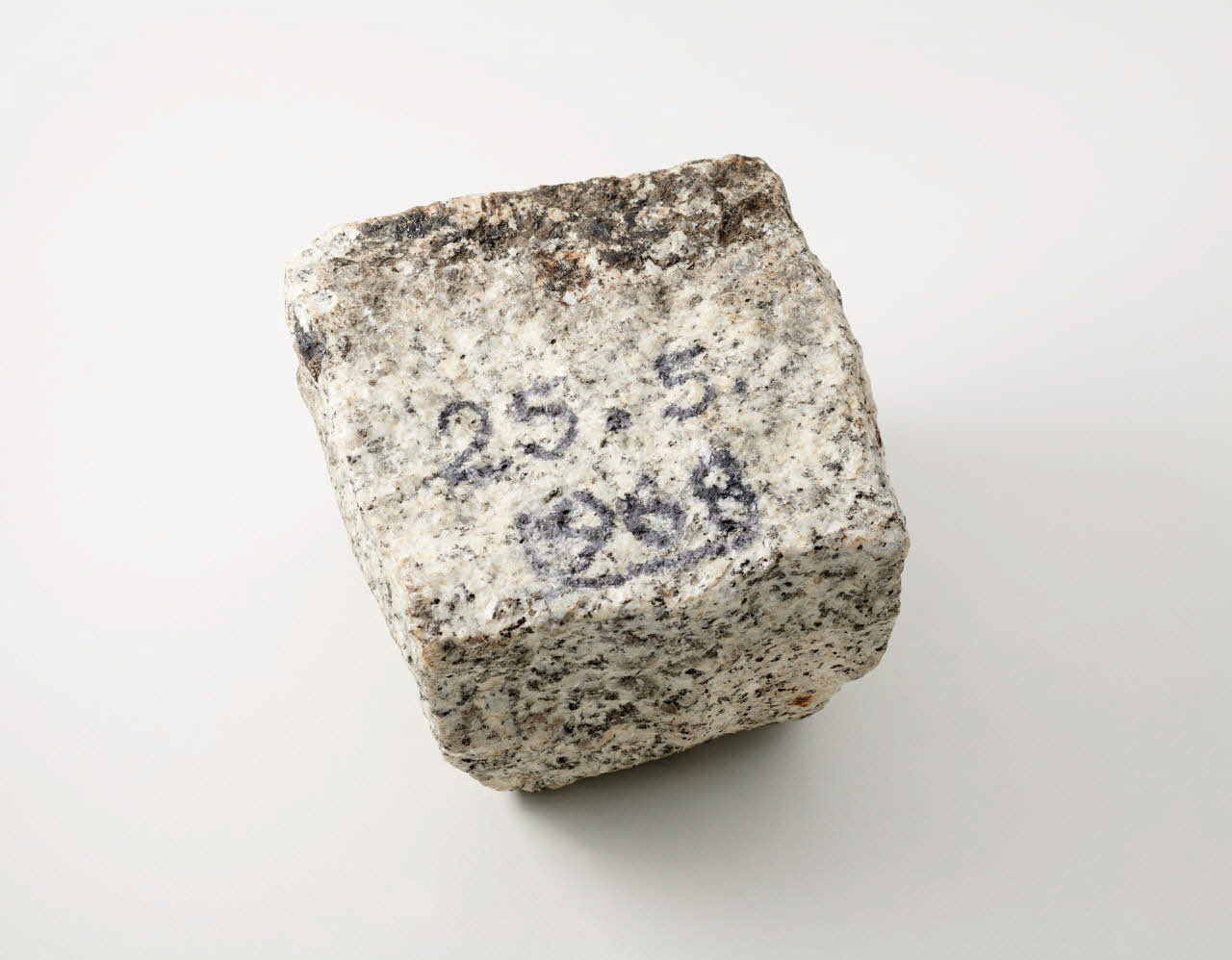 pavé pavé de Mai 68 France 1968/5/25 1977.62.122 Photo Mucem / Marianne Kuhn