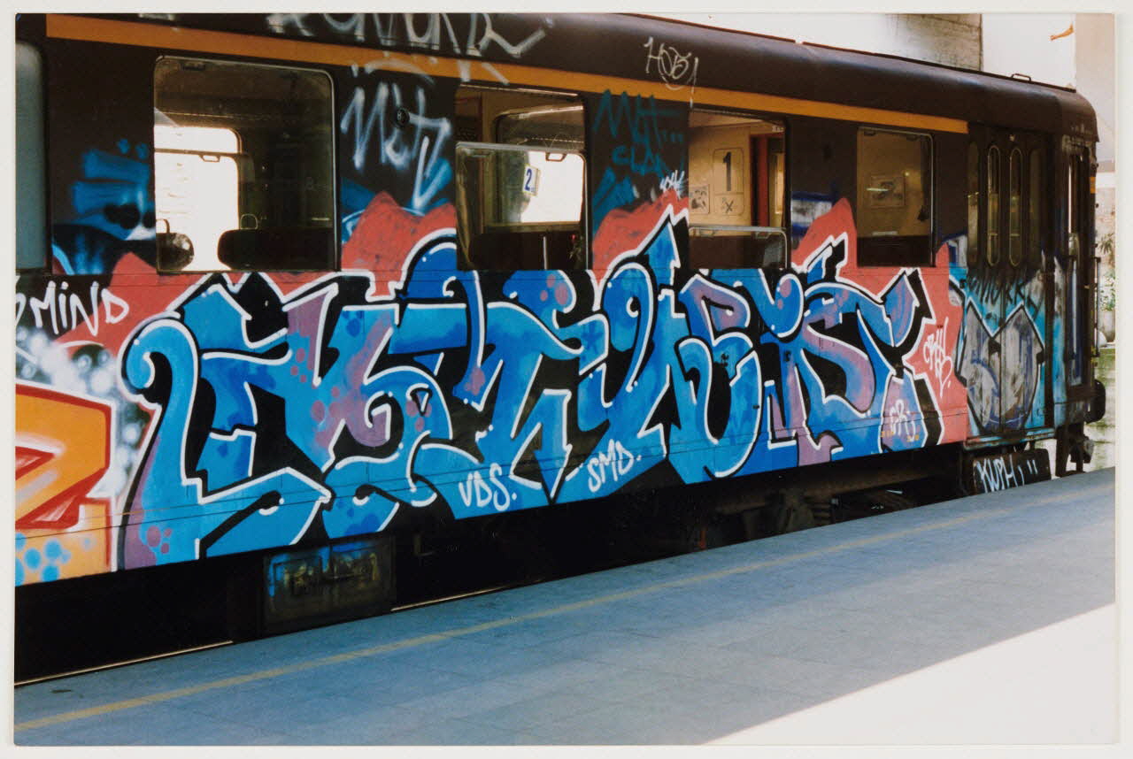 Mind tirage photographique Panel piece de Mind sur un wagon de la Ferrovia Norde Lombardie, Italie 1999 2020.24.3.1 Photo Mucem / Marianne Kuhn