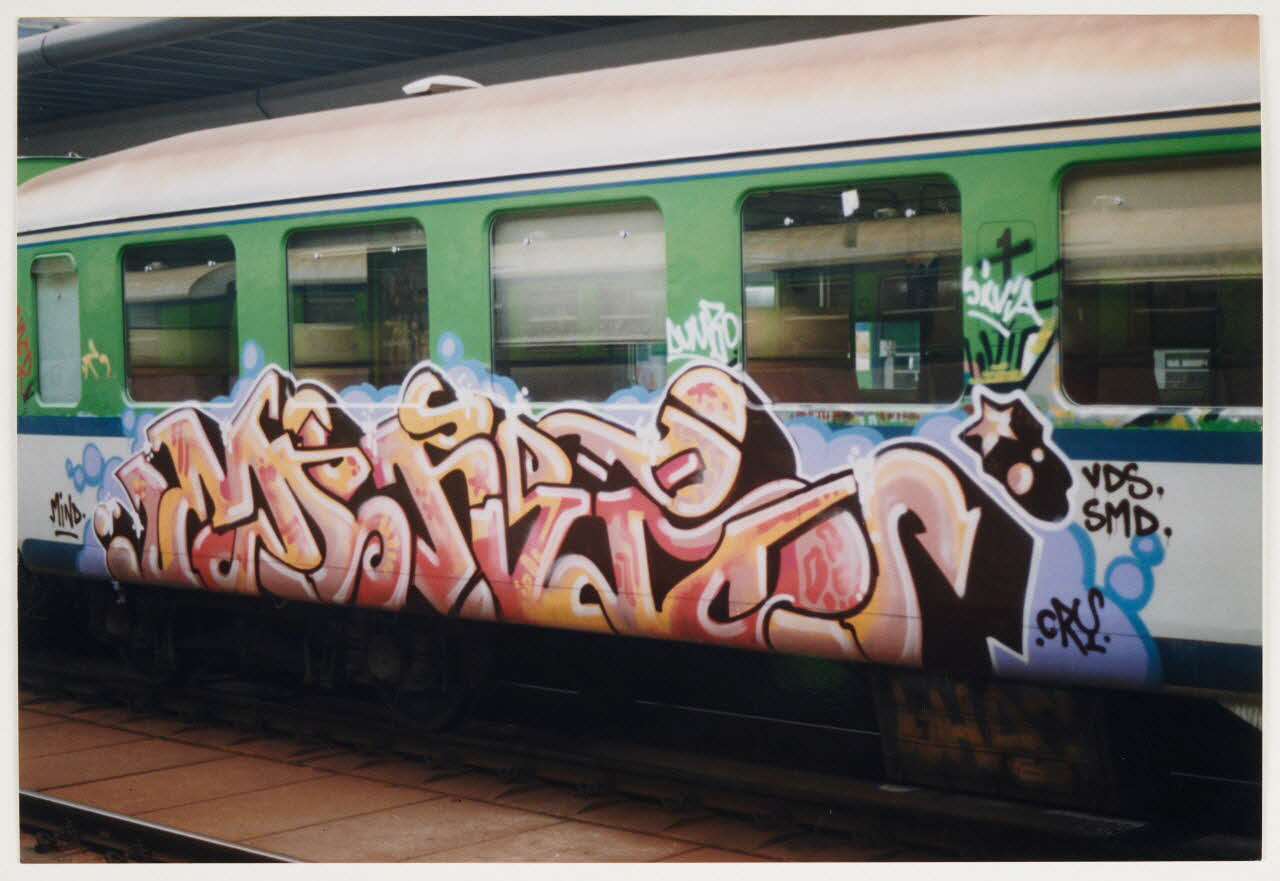 Mind tirage photographique Panel piece de Mind sur un wagon de la Ferrovia Norde Lombardie, Italie 1998 2020.24.4.1 Photo Mucem / Marianne Kuhn