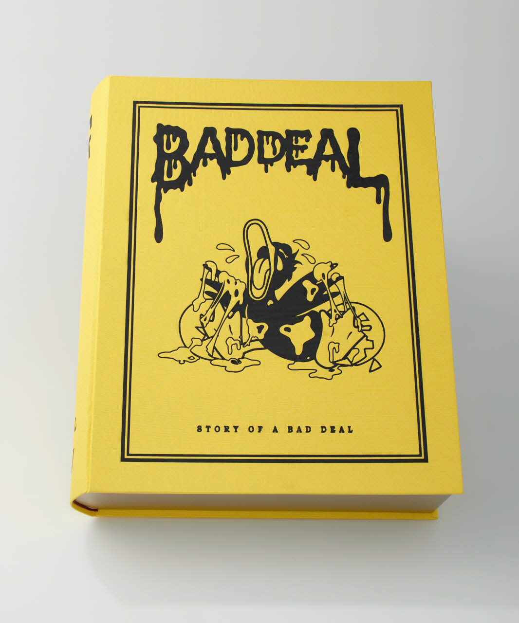 Zoow24 ; Bad Deal boîte Emballage du pull-over "Nasty Duck" Lombardie, Italie 2015 2020.22.51.1 Photo Mucem / Marianne Kuhn