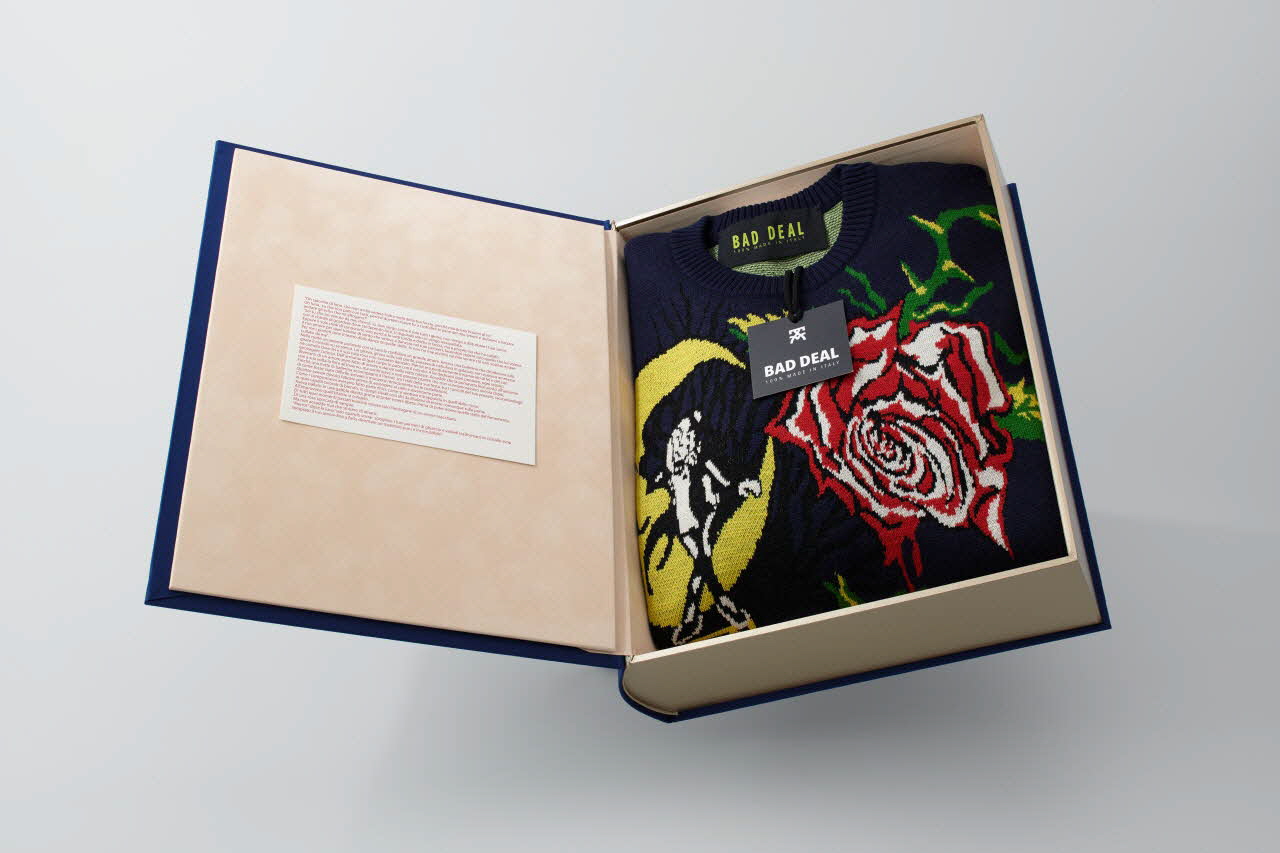 Zoow24 ; Bad Deal boîte Ensemble pull-over "Pierrot speaking to the moon" Lombardie, Italie 2015 2020.22.53.1-3 Photo Mucem / Marianne Kuhn