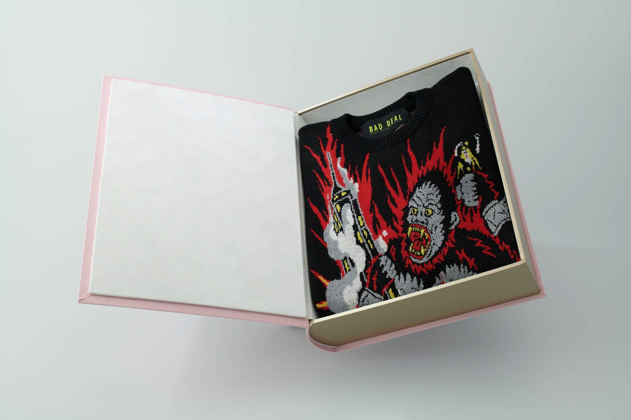 Zoow24 ; Bad Deal boîte Ensemble pull-over "Bad King Gorilla" Lombardie, Italie 2015 2020.22.54.1-2 Photo Mucem / Marianne Kuhn