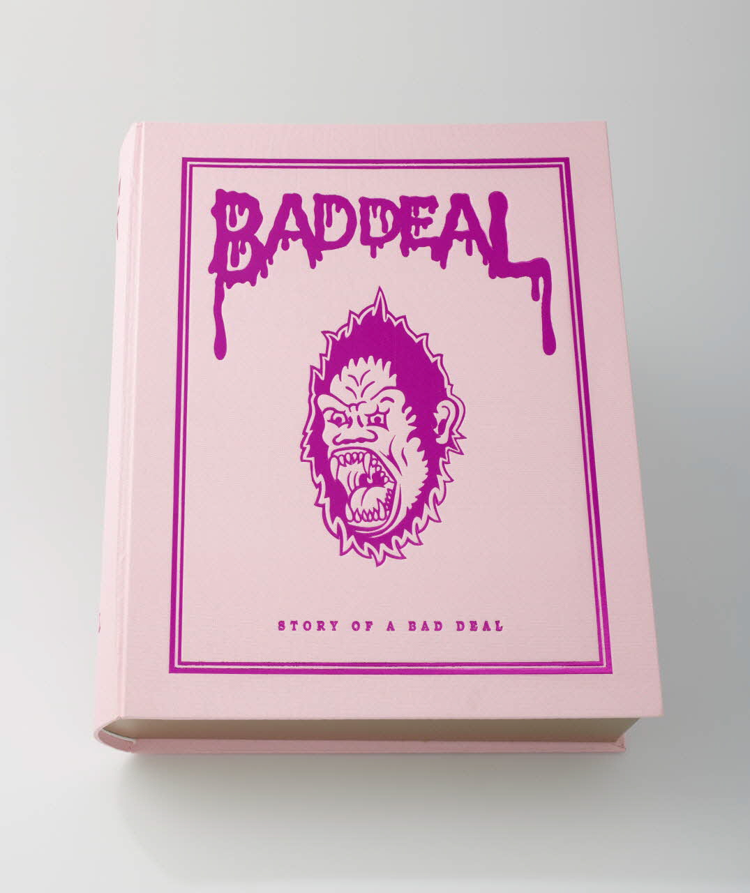 Zoow24 ; Bad Deal boîte Emballage du pull-over "Bad King Gorilla" Lombardie, Italie 2015 2020.22.54.1 Photo Mucem / Marianne Kuhn