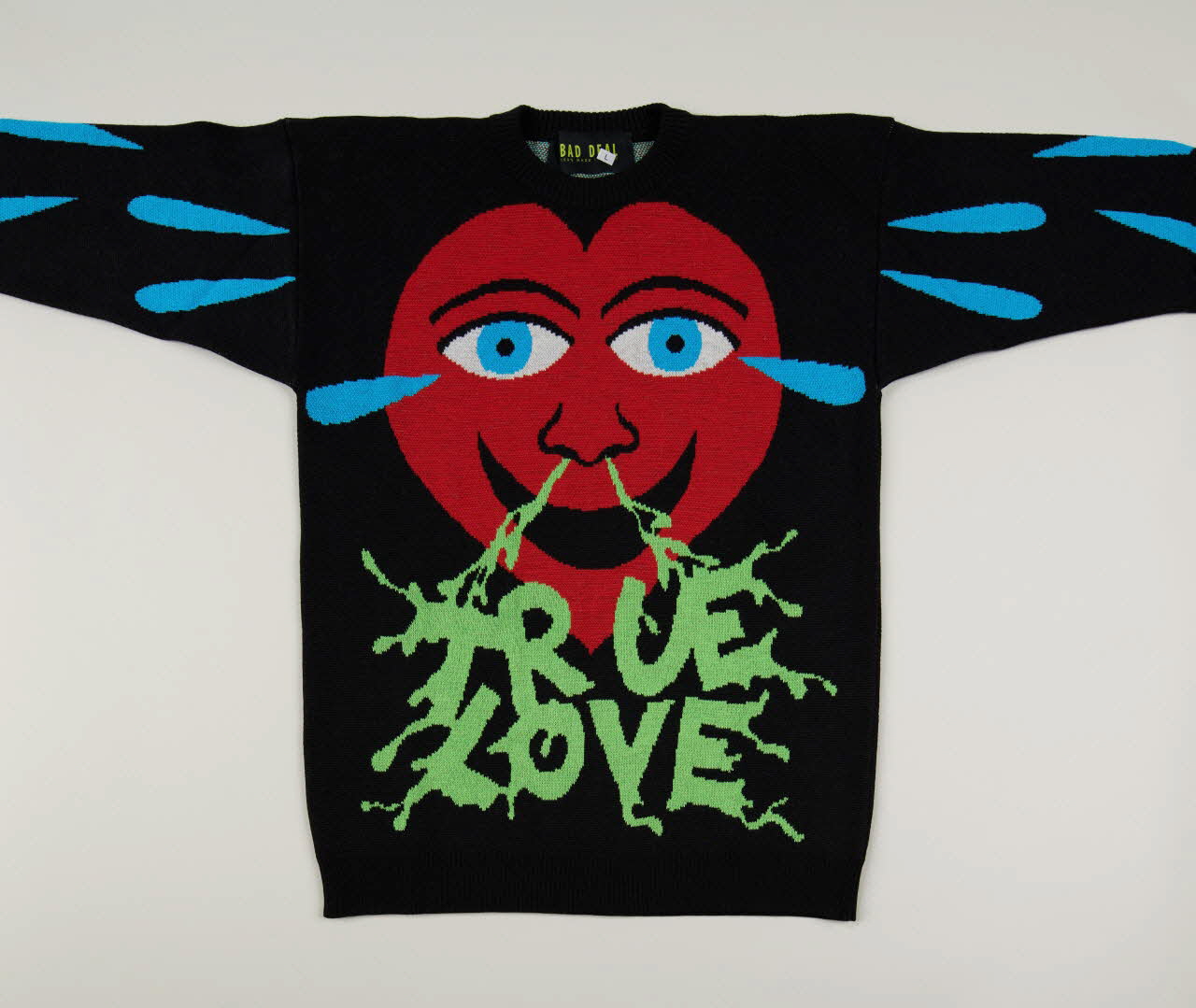 Zoow24 ; Bad Deal pull-over Pull-over "True Love" Lombardie, Italie 2015 2020.22.52.2.1-2 Photo Mucem / Marianne Kuhn