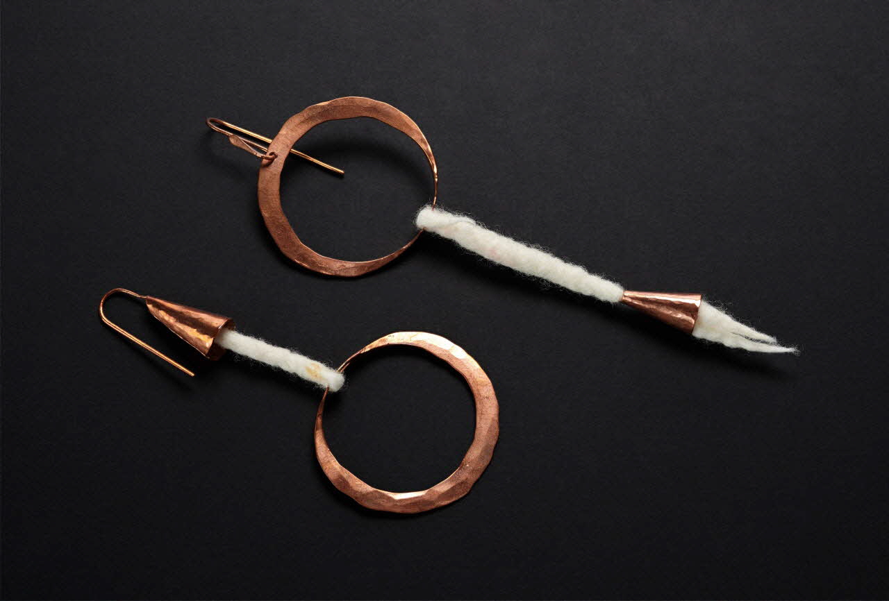 Radu Ion ; Adina Marin ; Mesteshukar ButiQ boucle d'oreille Munténie, Roumanie 2018 2020.12.9.1-2 Photo Mucem / Marianne Kuhn