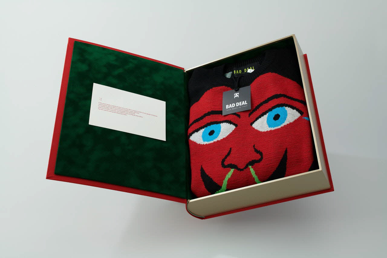 Zoow24 ; Bad Deal boîte Ensemble pull-over "True Love" Lombardie, Italie 2015 2020.22.52.1-3 Photo Mucem / Marianne Kuhn