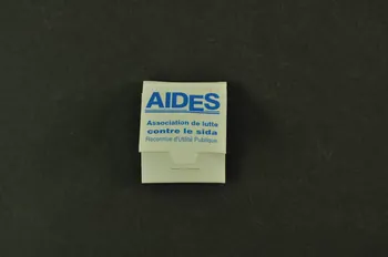 AIDES pin's LE RUBAN ROUGE, // symbole de // solidarité avec // les personnes // atteintes par le  // France 2000/3/30 2002.126.177.1.1-3 Photo Mucem
