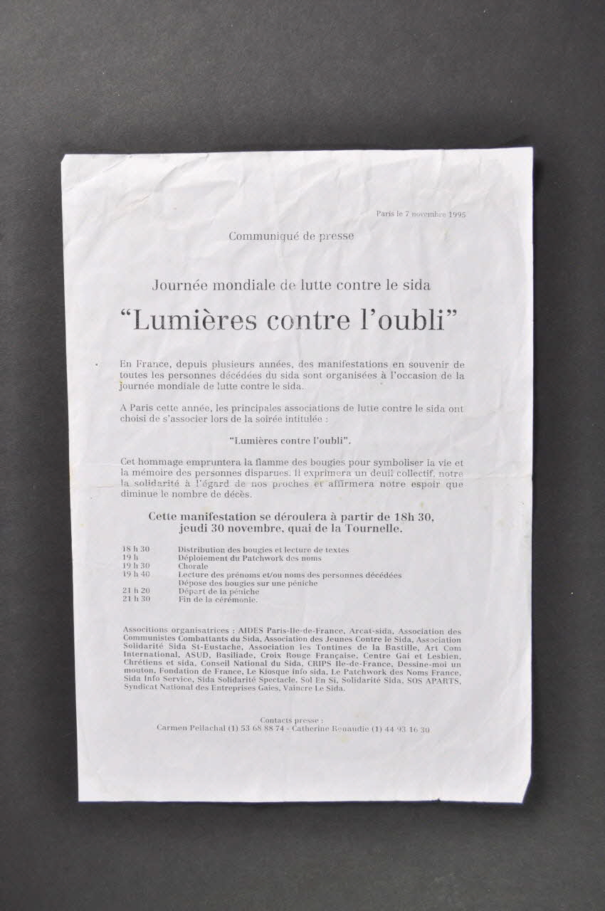 Collectif interassociatif :  AIDES Ile-de-France, Arcat-sida, CRIPS Ile-de-France, Dessine-moi un mouton, Patchwork des Noms , Sida Info Service, Sol En Si, Solidarité Sida, UNALS. Communiqué de presse "Lumières contre l'oubli" Île-de-France, France 1995/11/30 2002.126.192 Photo Mucem