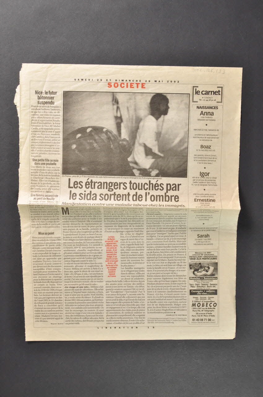 Coupure de presse Les étrangers touchés par le sida sortent de l'ombre. Île-de-France, France 2002/5/25 2002.126.193 Photo Mucem