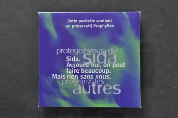 Secrétariat D'etat à La Santé Et à L'action sociale et Comité Français d'Education pour la Santé préservatif "Sida protégez les autres" France 1998 2002.126.195.1-2  Photo Mucem