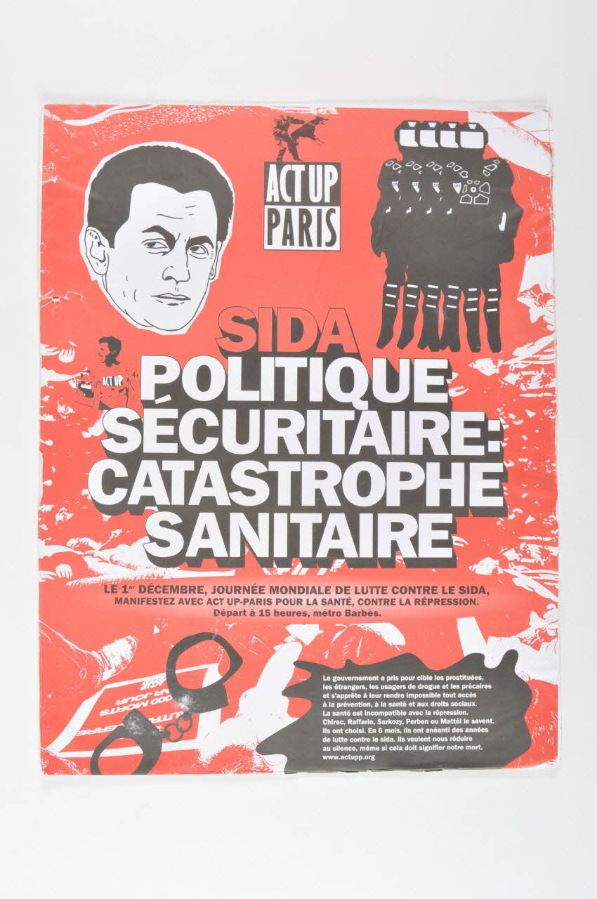 Act Up-Paris pancarte "Sida : politique sécuritaire, catastrophe sanitaire" Île-de-France, France 2002 2002.126.20 Photo Mucem