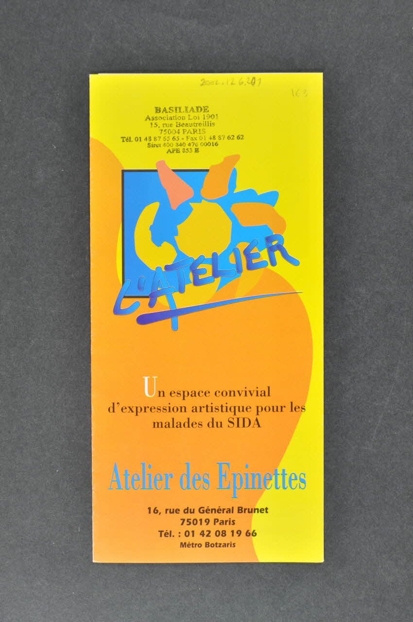 Dépliant L'ATELIER  /  Un espace convivial  /  d'expression artistique pour les  /  malades du SIDA 2002.126.201 Photo Mucem
