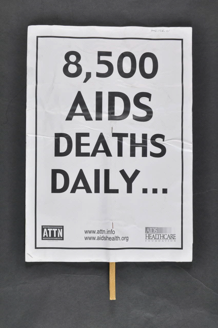 Aids Therapeutic Treatment Now (ATTN) pancarte "8500 AIDS Death Daily" (8500 morts du sida chaque jour) Espagne 2002/7/7 2002.126.21 Photo Mucem