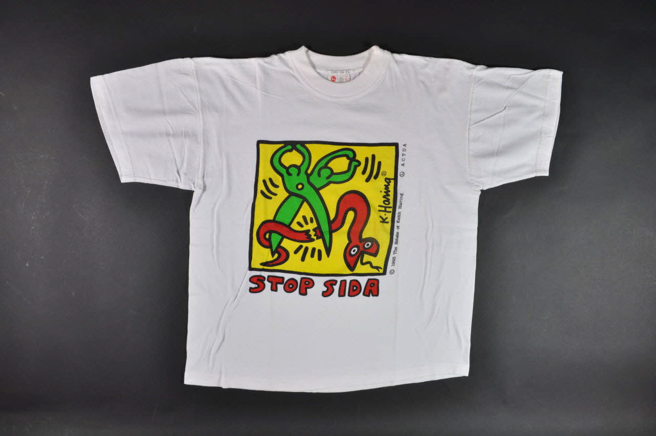 Le Patchwork Des Noms ; Keith Haring tee-shirt "Stop Sida" Espagne 2002/7/10 2002.126.24 Photo Mucem