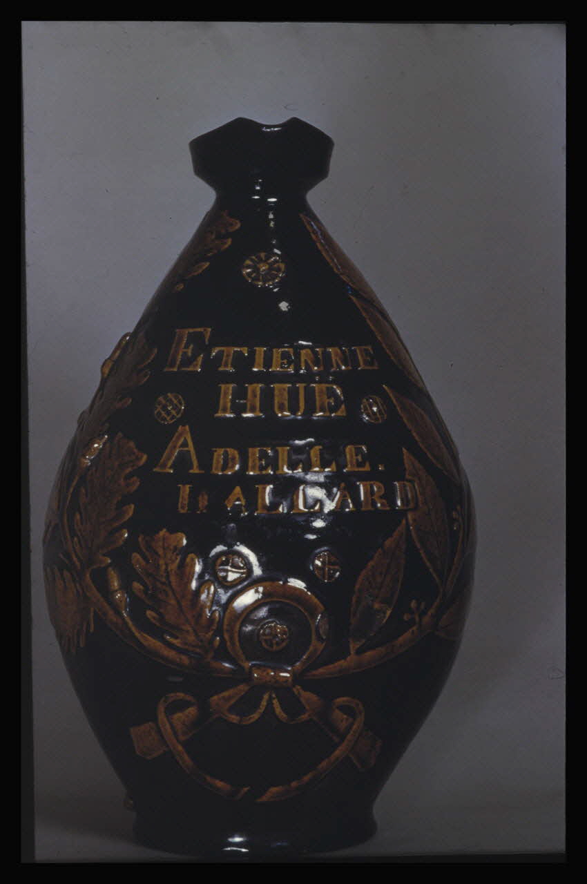 Marcel Maget photographie Pichet à cidre. Inscription "Etienne Hue" Ile-de-France, France 1956/2/1 Ph.1956.21.1  Photo