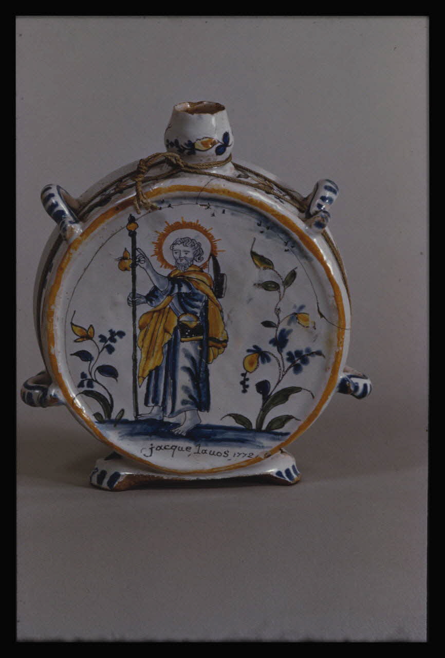 Pierre Soulier photographie Gourde en faïence polychrome datée de 1773. Autre face Ile-de-France, France 1956/2/1 Ph.1956.21.11 Photo