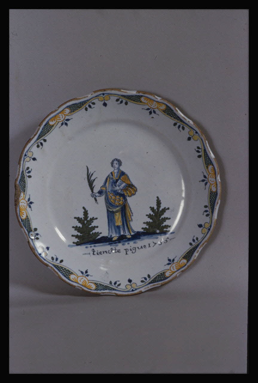 Pierre Soulier photographie Assiette en faïence. Inscription "Tiennette Pique" 1755 Ile-de-France, France 1956/2/1 Ph.1956.21.14 Photo