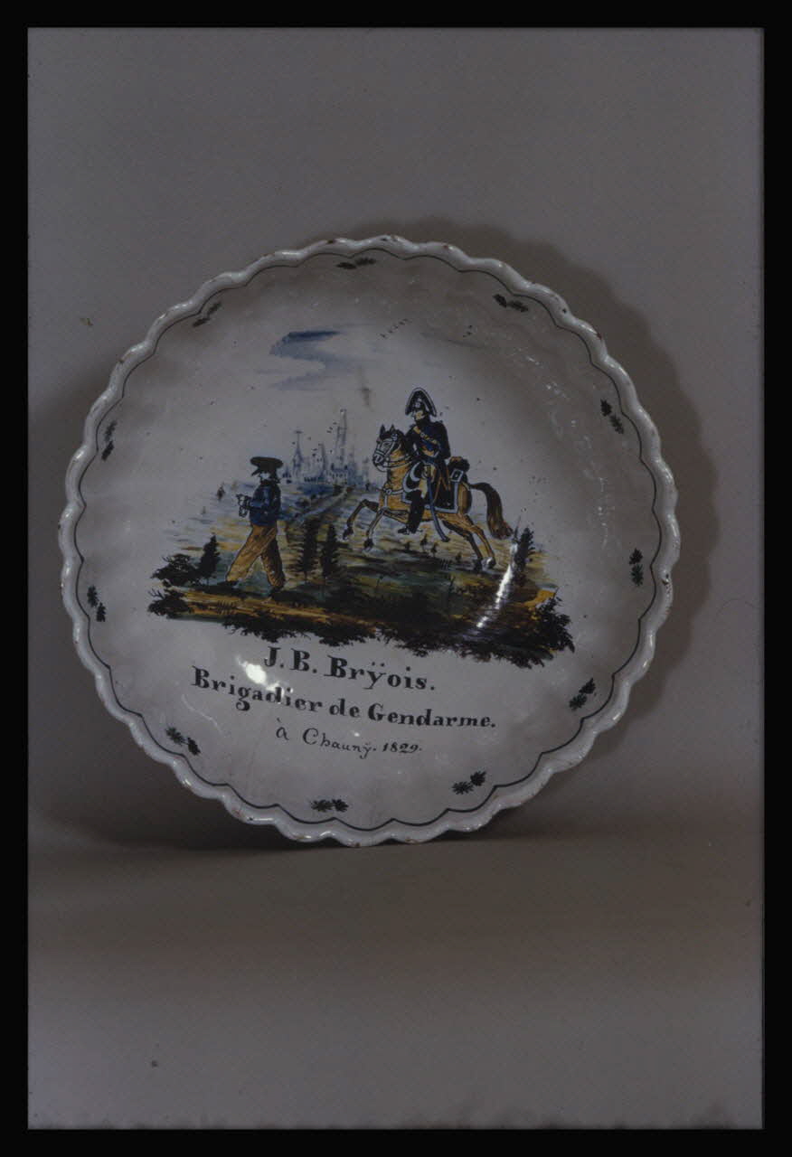 Pierre Soulier photographie Saladier en faïence. Inscription "J.B. Brÿois" gendarme Ile-de-France, France 1956/2/1 Ph.1956.21.17 Photo