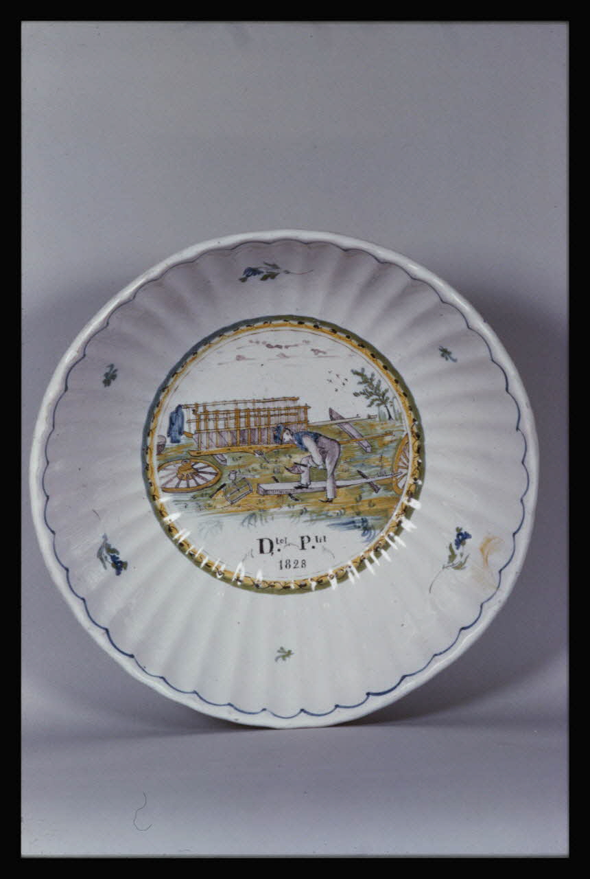 Pierre Soulier photographie Saladier en faïence. Inscription "Dtel P.tit 1828" Ile-de-France, France 1956/2/1 Ph.1956.21.18 Photo