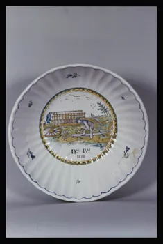Pierre Soulier photographie Saladier en faïence. Inscription "Dtel P.tit 1828" Ile-de-France, France 1956/2/1 Ph.1956.21.18 Photo