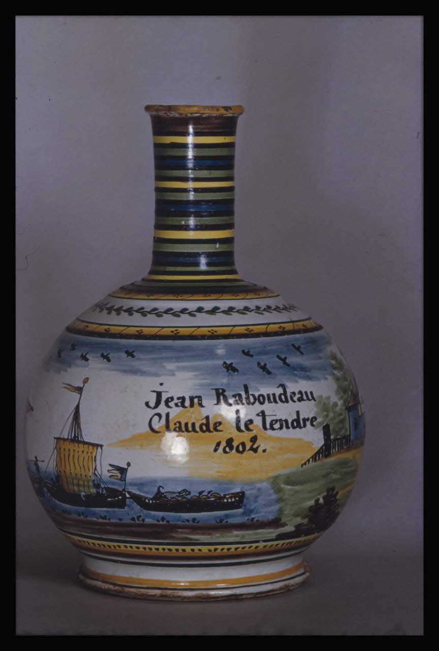 Marcel Maget photographie Bouteille en faïence. Inscription "Jean Raboudeau…" Ile-de-France, France 1956/2/1 Ph.1956.21.3 Photo