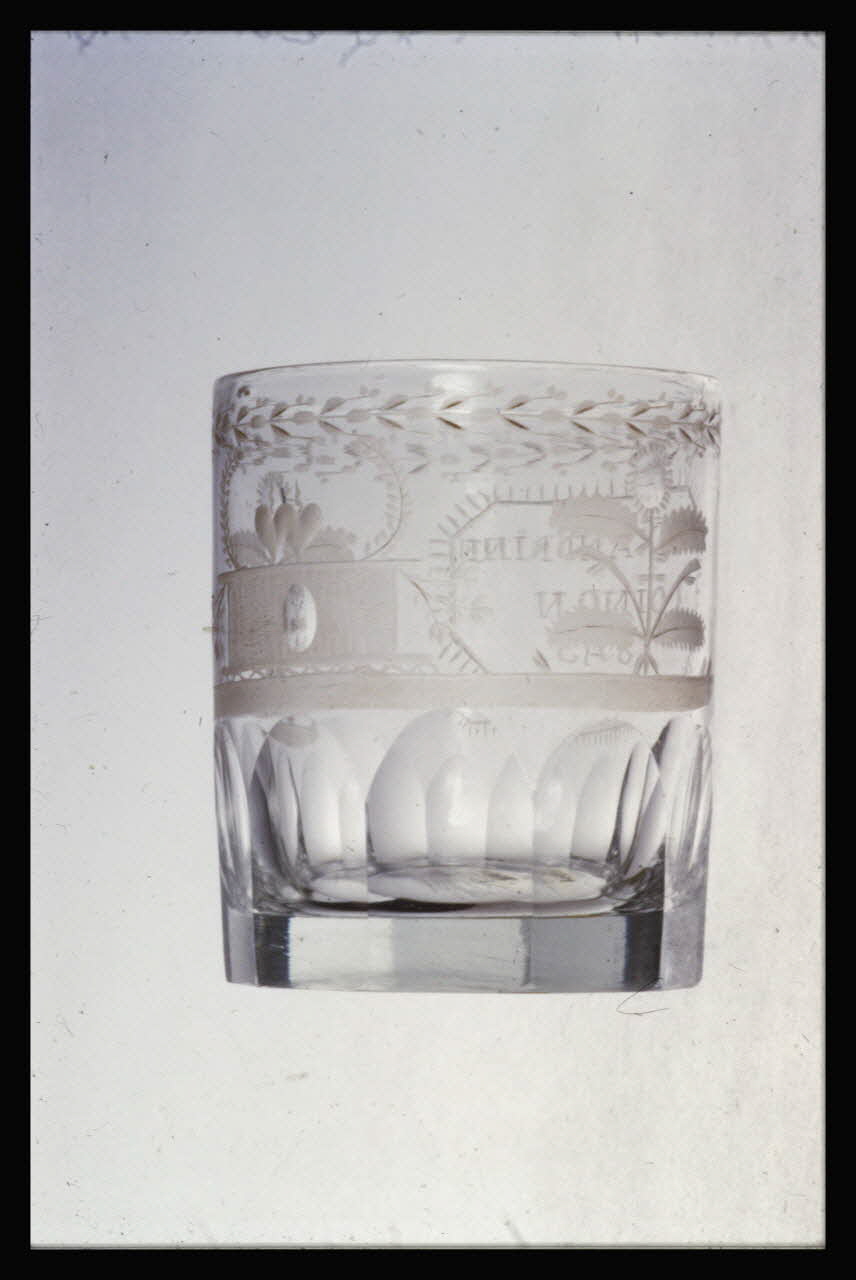 Marcel Maget photographie Gobelet de mariage en cristal. Inscription "Alexandrine Coinon. 1843" Ile-de-France, France 1956/2/1 Ph.1956.21.4 Photo