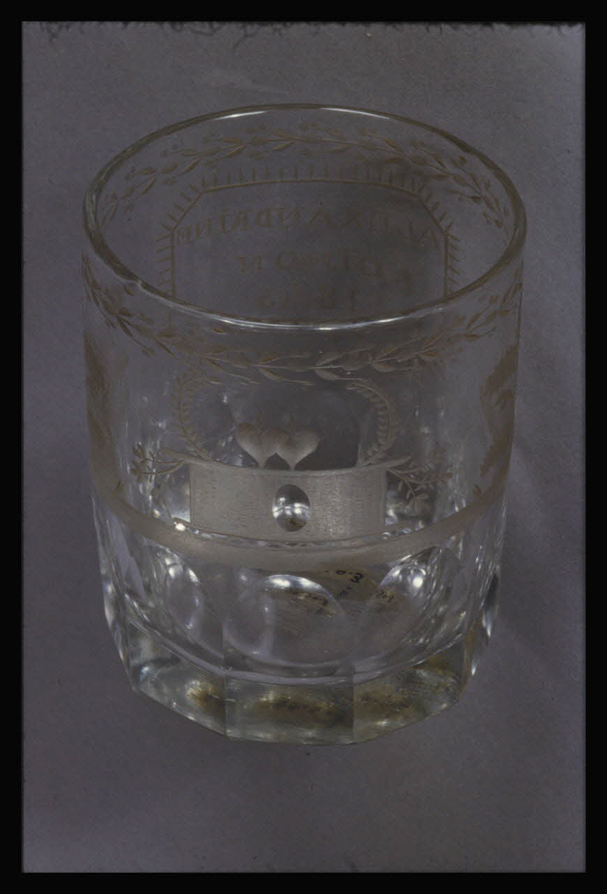 Marcel Maget photographie Gobelet de mariage en cristal. Inscription "Alexandrine Coinon. 1843" Ile-de-France, France 1956/2/1 Ph.1956.21.5 Photo