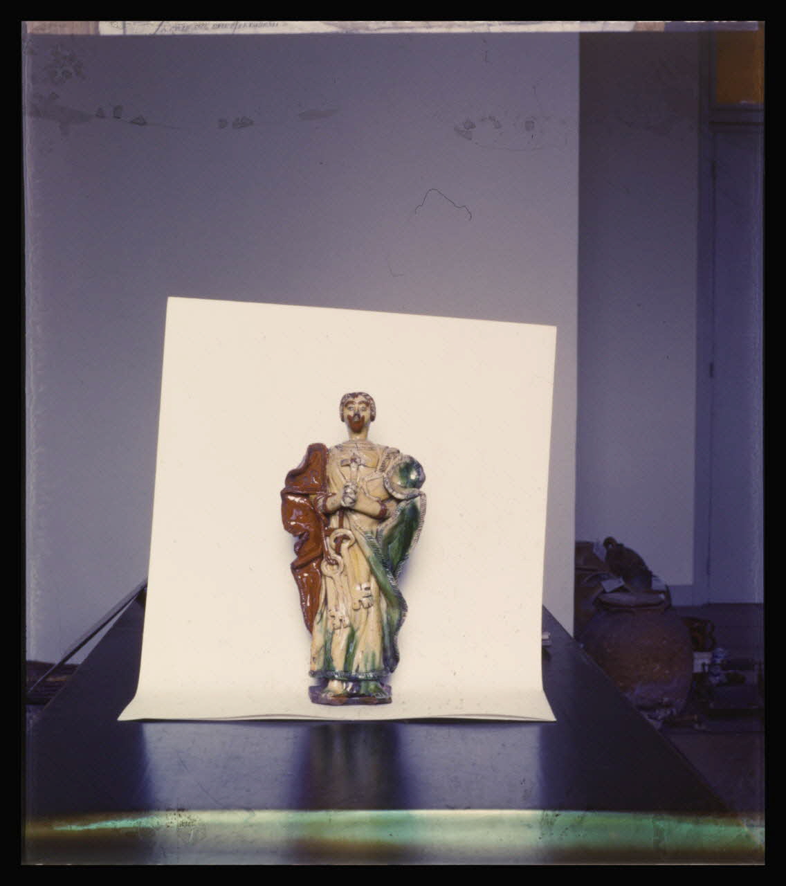 Isac Chiva photographie Statuette de saint Pierre en terre vernissée jaune, verte, ocre et rouge. Provenant de Ligron et datée de la fin du 18è siècle France 1956 Ph.1956.23.1 Photo