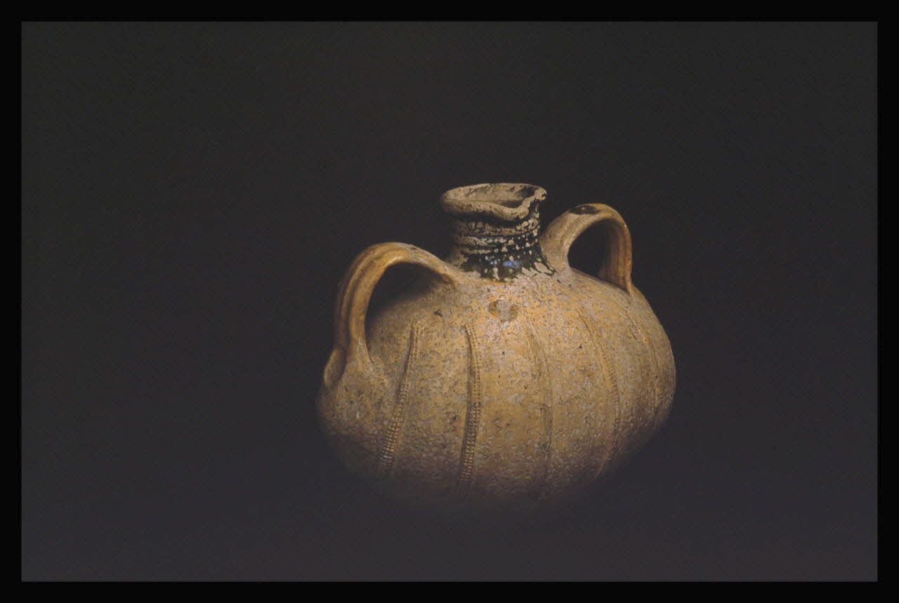 Marcel Maget photographie Pichet barillet décoré à la molette et portant des traces de vernis vert. Provenant peut-être de la Chapelle-des-Pots en Charente Ile-de-France, France 1956/10/27 Ph.1956.95.19 Photo